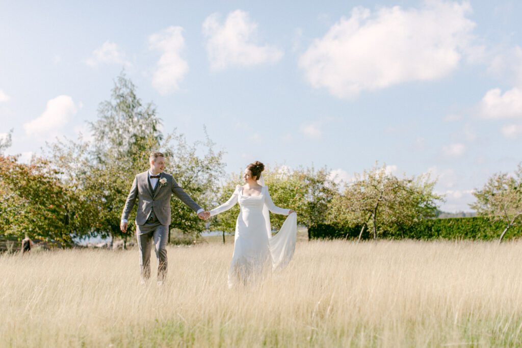 Kesäinen hääkuva hääparista, valoisa ja raikas kuvaustyyli