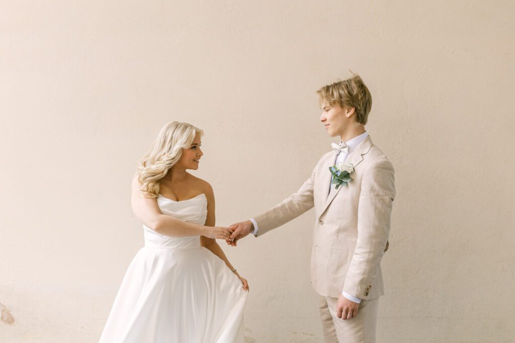 hääkuva hääparista, valoisa ja ajaton tyyli