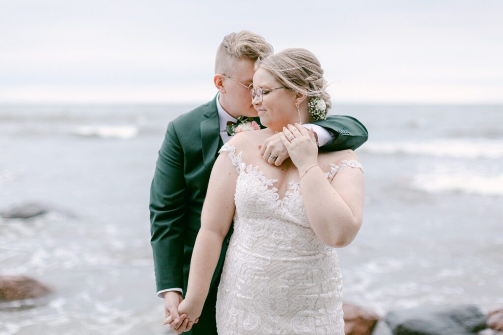 hääkuva meren rannalla Jenni Tuominen photography