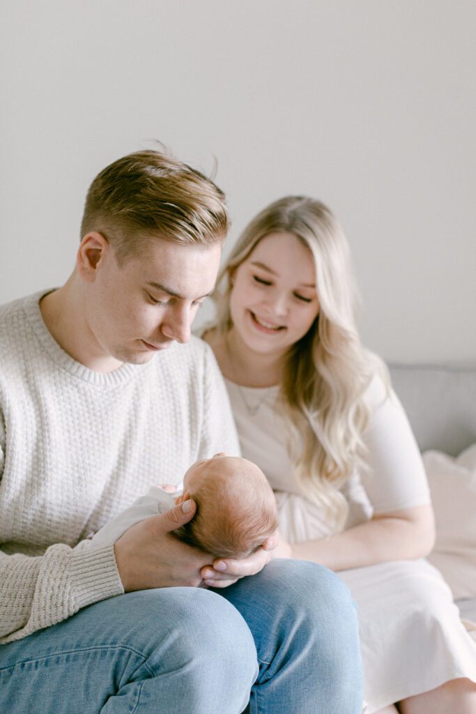 perhekuvaus vastasyntyneen kanssa perheen omassa kodissa