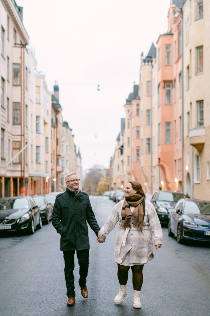 pariskuntakuvaus kaupungissa syksyllä